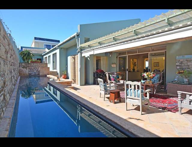 4 BEDROOM HOUSE FOR SALE IN BLOUBERGSTRAND